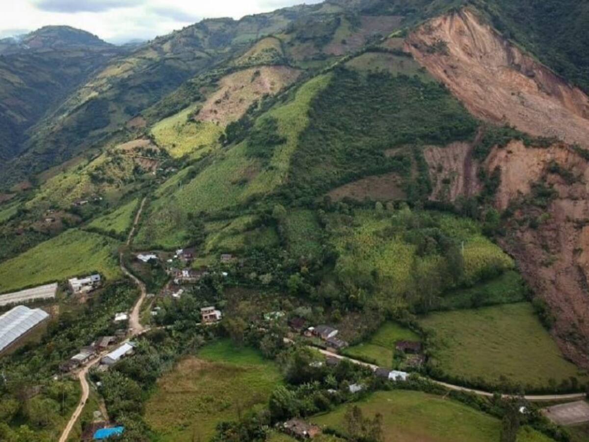 Evacuan viviendas en Cruz de Mayo