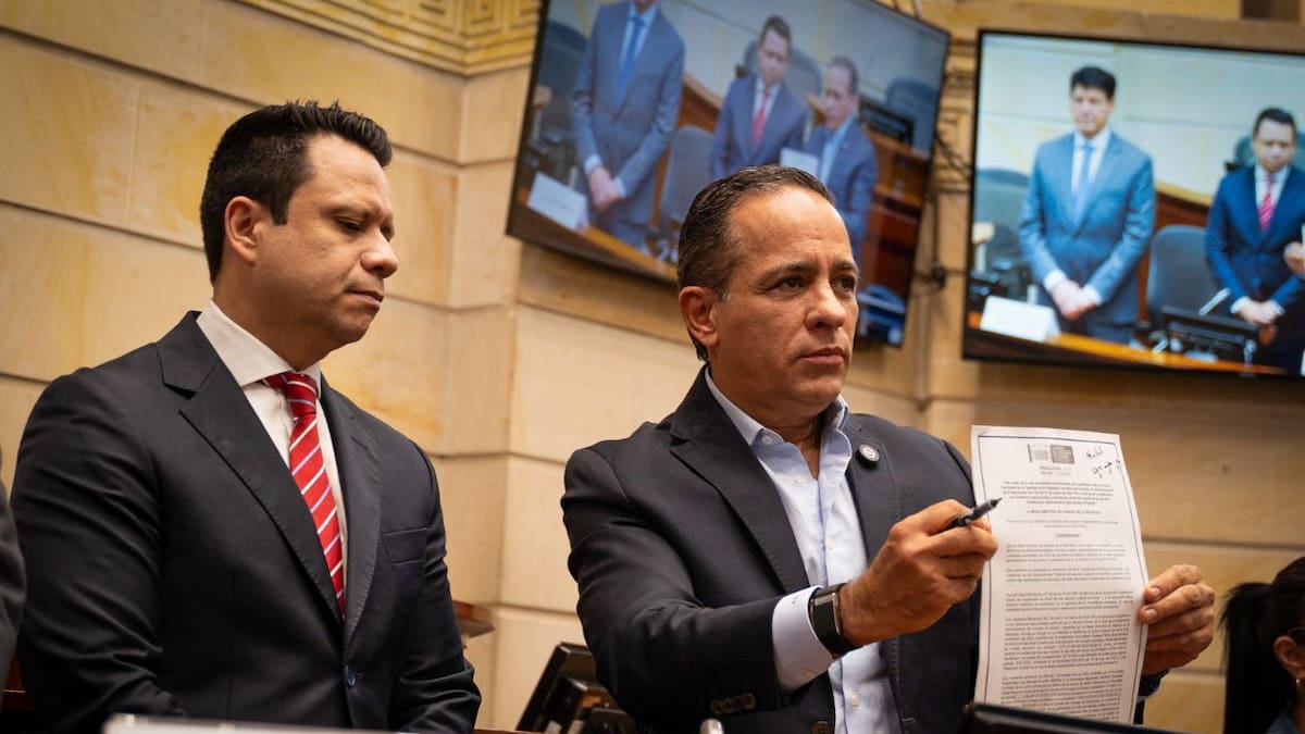 Alexander López fue oficialmente reintegrado a su curul en el Senado