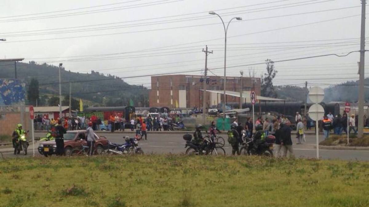 Dos policías heridos en disturbios en la vía Duitama-Tunja por paro camionero