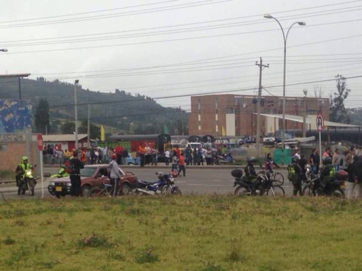 Dos policías heridos en disturbios en la vía Duitama-Tunja por paro camionero