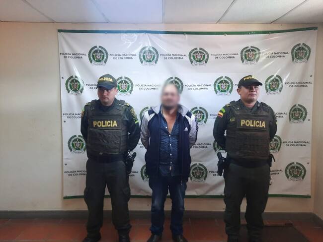 El hombre fue capturado por el delito de violencia intrafamiliar.