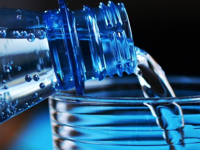 ¿QUÉ TAN INDISPENSABLE ES EL AGUA EN EL CUERPO HUMANO?