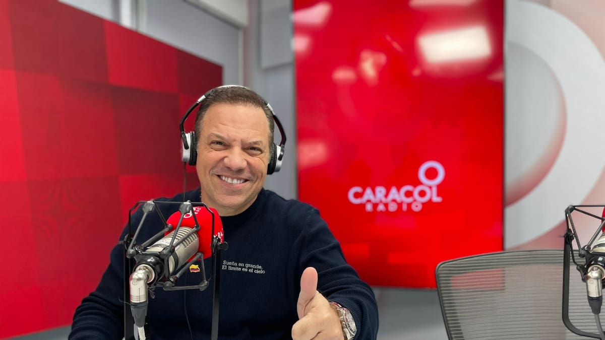 “Ni Uribe, ni Petro ni Santos me van a dar órdenes”: Botero presentó sus firmas a la Registraduría