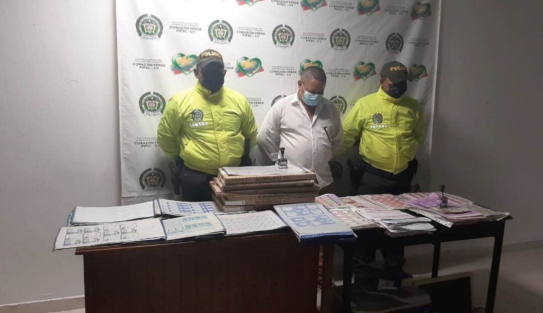 Los investigadores de la policía incautaron elementos con los que elaboran el material ilegal