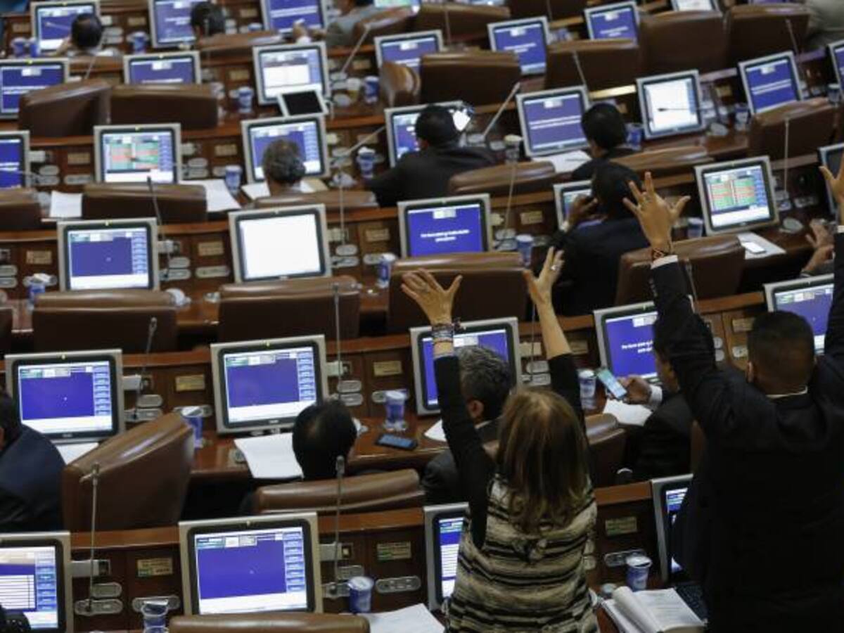 Congresistas esperan fast track aunque uribismo señala que sería golpe de Estado a la democracia
