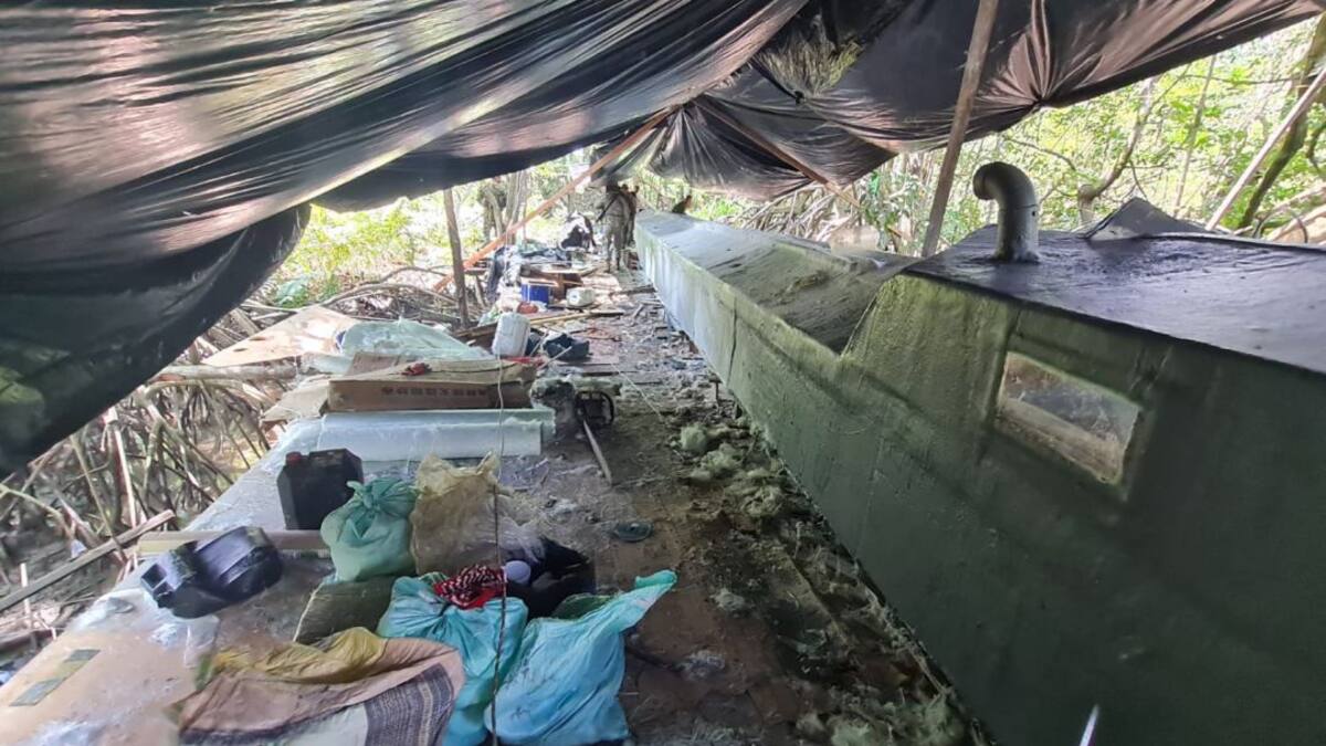 Un muerto y un semisumergible incautado en operación contra el Clan del Golfo