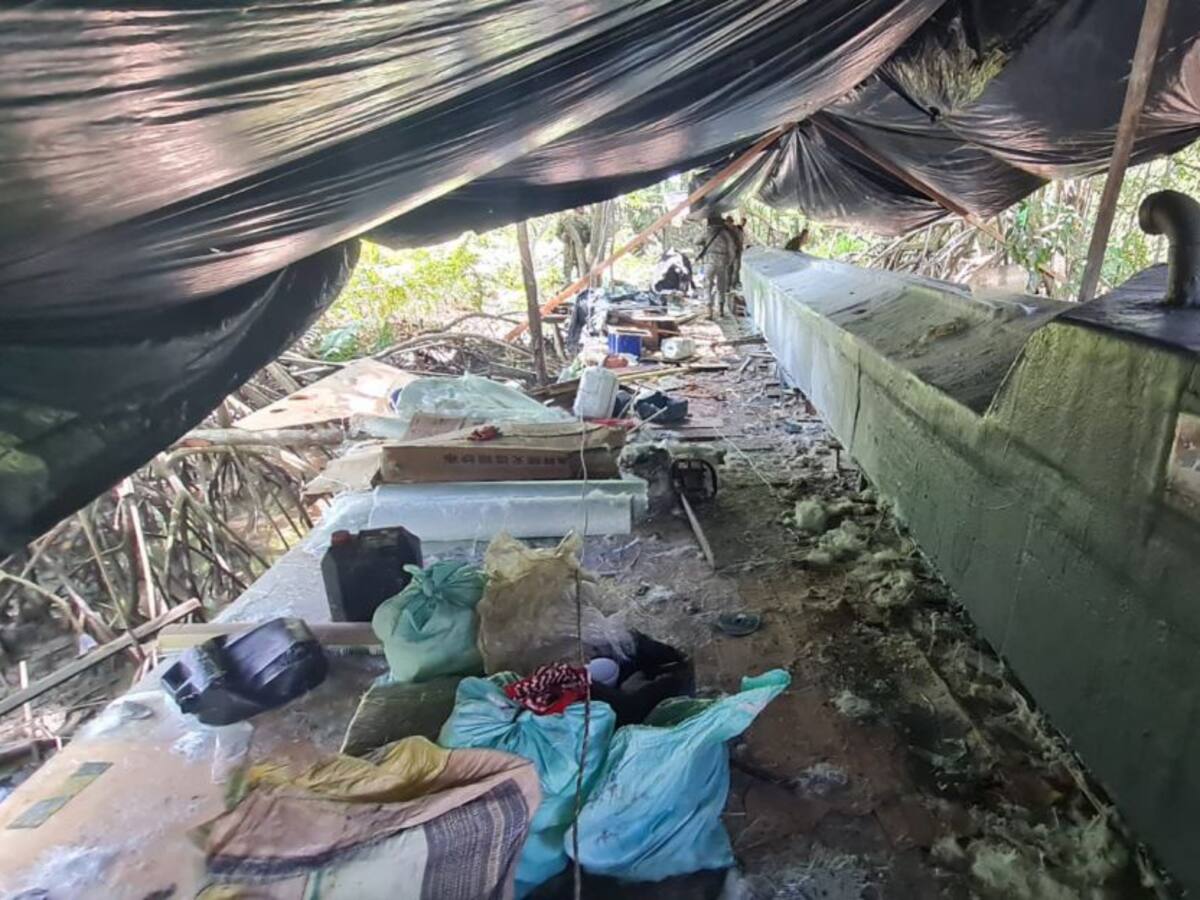 Un muerto y un semisumergible incautado en operación contra el Clan del Golfo