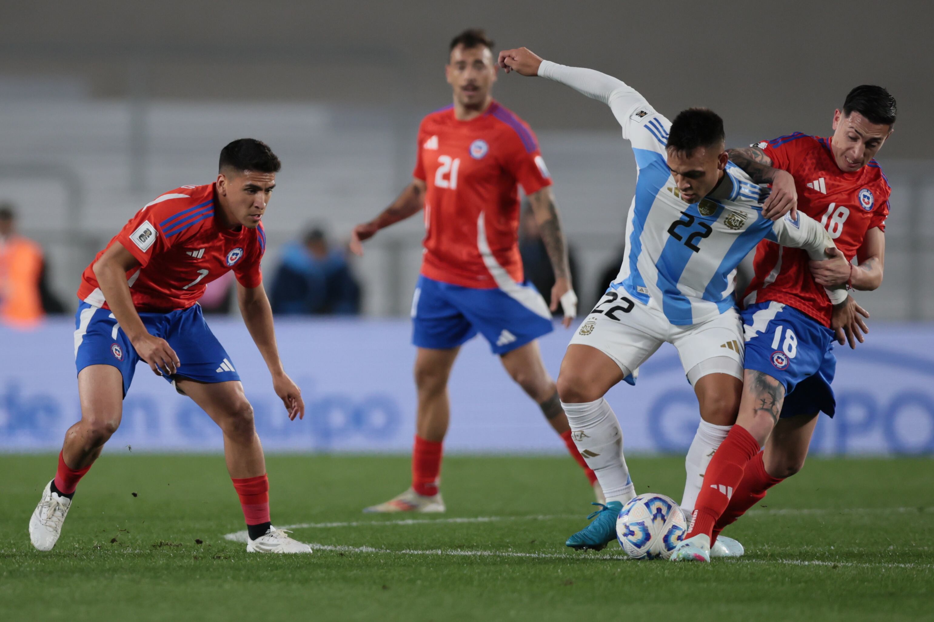 Argentina y Chile en el estadio Más Monumental en Buenos Aires (Argentina). EFE/ Juan Ignacio Roncoroni