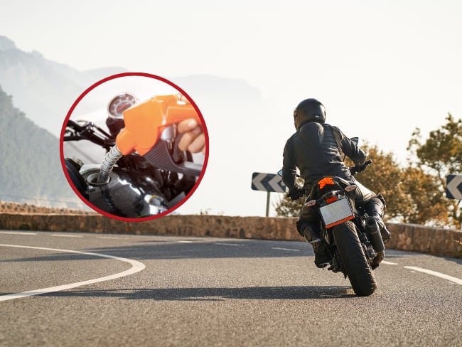 Imagen de referencia: persona en una moto // gasolina para una moto // Getty Images