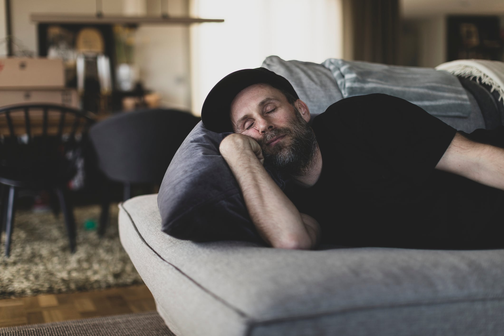 Persona durmiendo en la sala, imagen de referencia // Getty Images
