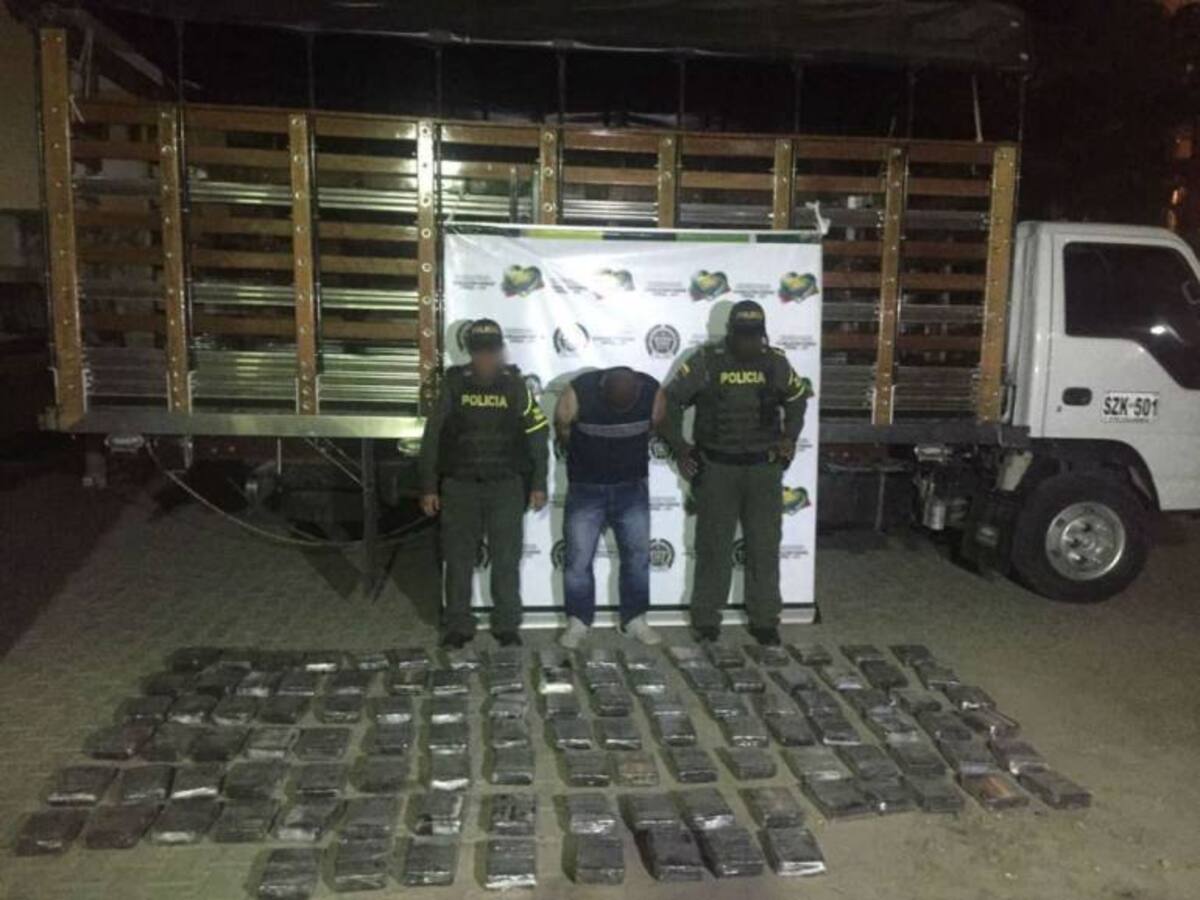 En la vía al mar fue capturada una persona que transportaba 120 kilos de coca