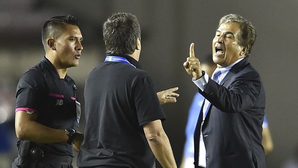 Jorge Luis Pinto y Hernán Darío Gómez durnate un cruce en el juego entre Honduras y Costa Rica en 2017 (Photo credit should read RODRIGO ARANGUA/AFP via Getty Images)