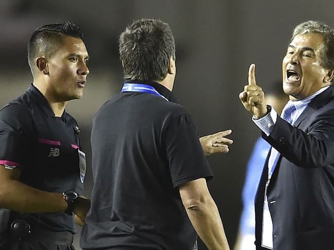 Jorge Luis Pinto y Hernán Darío Gómez durnate un cruce en el juego entre Honduras y Costa Rica en 2017 (Photo credit should read RODRIGO ARANGUA/AFP via Getty Images)