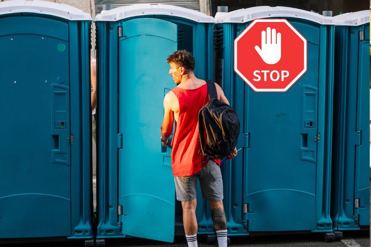Hombre entrando a baño público - Getty Images