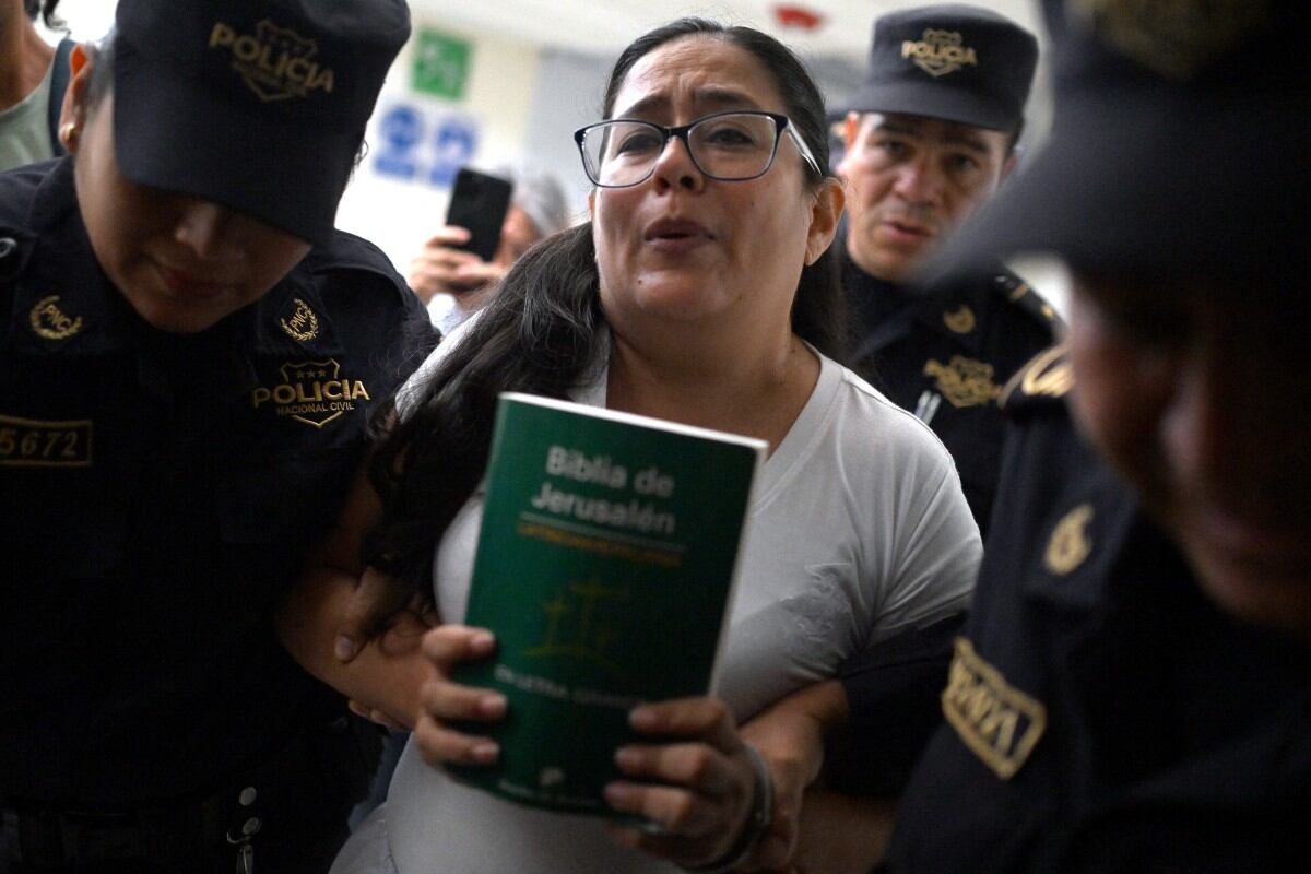 Salvadoran lawyer and human rights activist Ruth Lopez is escorted by police to a hearing at the Isidro Men�ndez judicial centre in San Salvador on June 4, 2025. Lopez was arrested on May 18 and accused of embezzling state funds when she worked for an electoral court a decade ago. A vocal critic of Bukele's anti-crime policy, she worked for a rights group that was investigating alleged state corruption and assisting Venezuelans deported by the United States and imprisoned in El Salvador. (Photo by Marvin RECINOS / AFP)