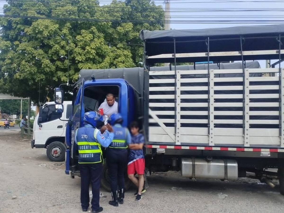 Tres conductores de camiones sancionados por mal parqueo en Martínez Martelo