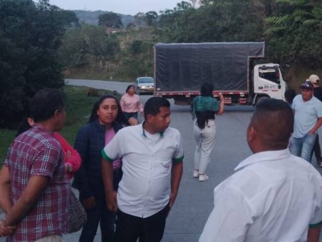 Comunidades y transportadores bloquearon la transversal del Libertador entre Cauca y Huila