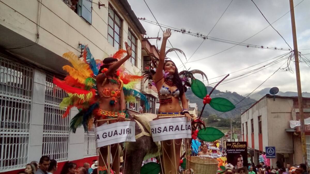En el desfile en traje típico por las calles de Calarcá, la reina era la favorita del público