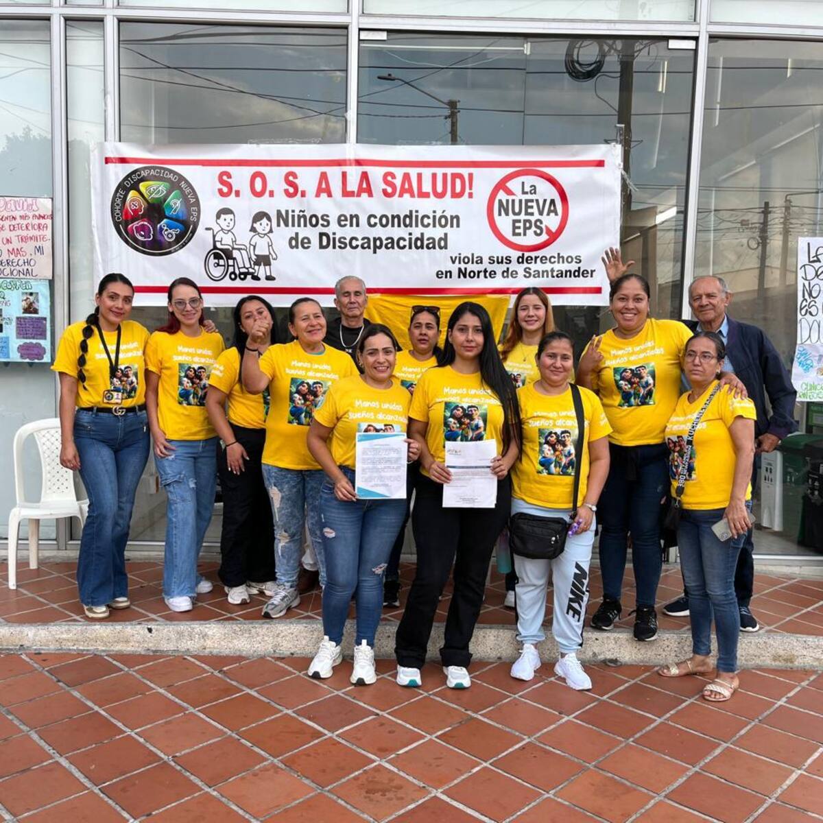 Madres de niños en condición de discapacidad realizan plantón en sedes de la Nueva EPS en Cúcuta