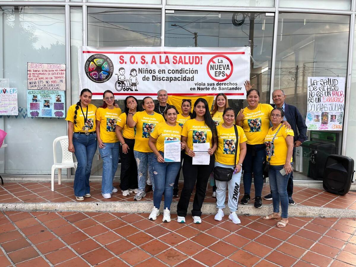 Madres de niños en condición de discapacidad realizan plantón en sedes de la Nueva EPS en Cúcuta