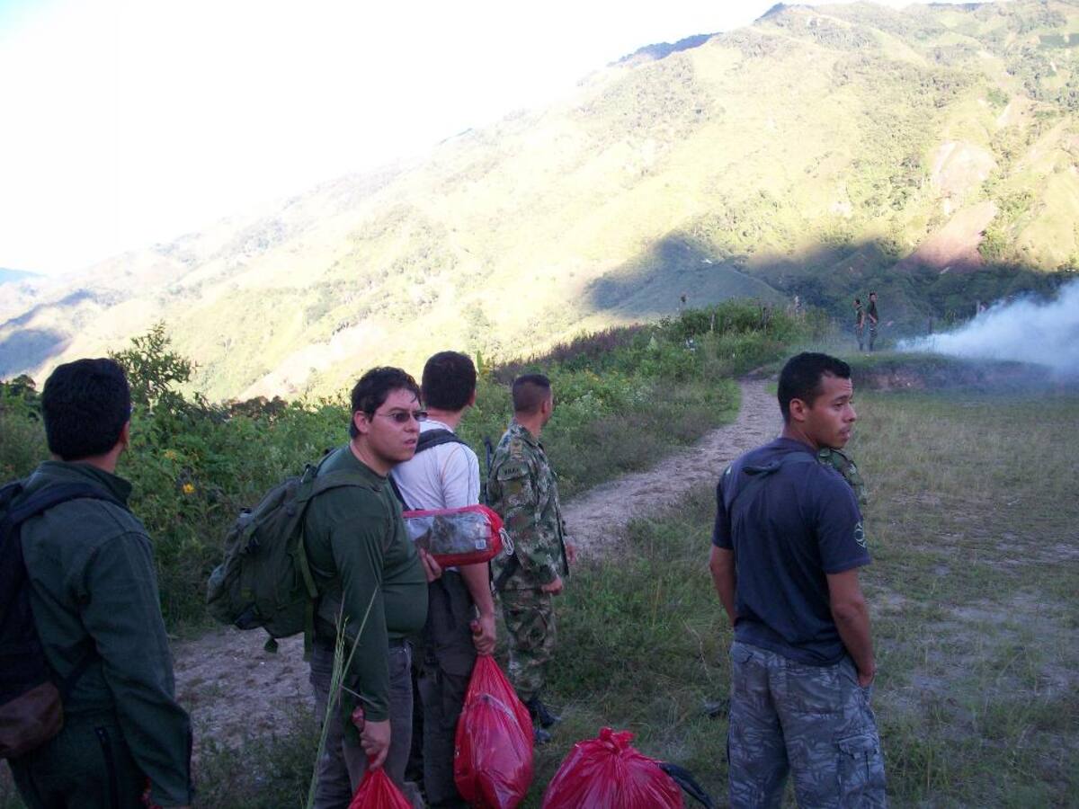 Deben exponerse a campos minados, la amenaza constante de ataques de la guerrilla o grupos criminales.