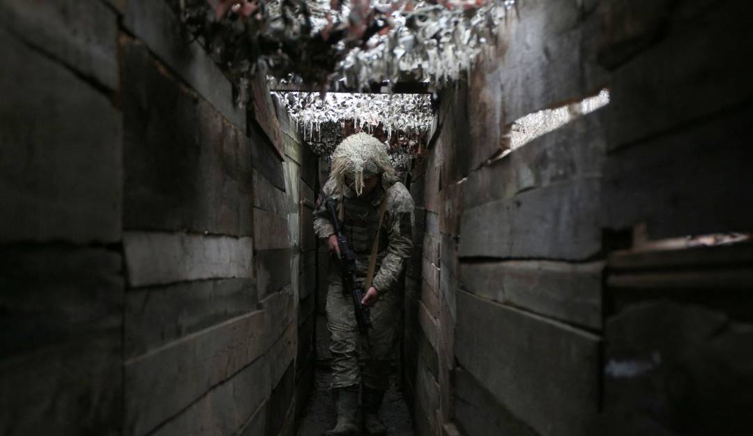 Soldado ucraniano atrincherado en la región fronteriza con Rusia.                       Foto: Getty 