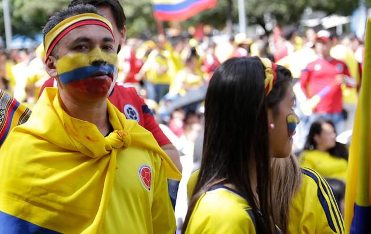 Millones de colombianos se acercan a las pantallas gigantes dispuestas en las principales ciudades del país.