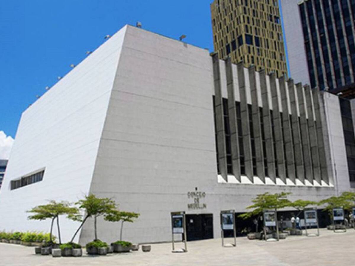 Centro Democrático pone condiciones para aprobar venta de UNE