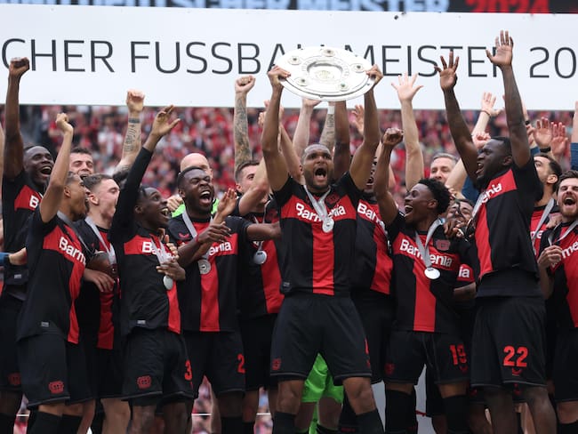 Leverkusen (Germany), 18/05/2024.- Players of Leverkusen celebrate with the Bundesliga trophy (Meisterschale) after the German Bundesliga soccer match of Bayer 04 Leverkusen against FC Augsburg, in Leverkusen, Germany, 18 May 2024. (Alemania) EFE/EPA/CHRISTOPHER NEUNDORF CONDITIONS - ATTENTION: The DFL regulations prohibit any use of photographs as image sequences and/or quasi-video.