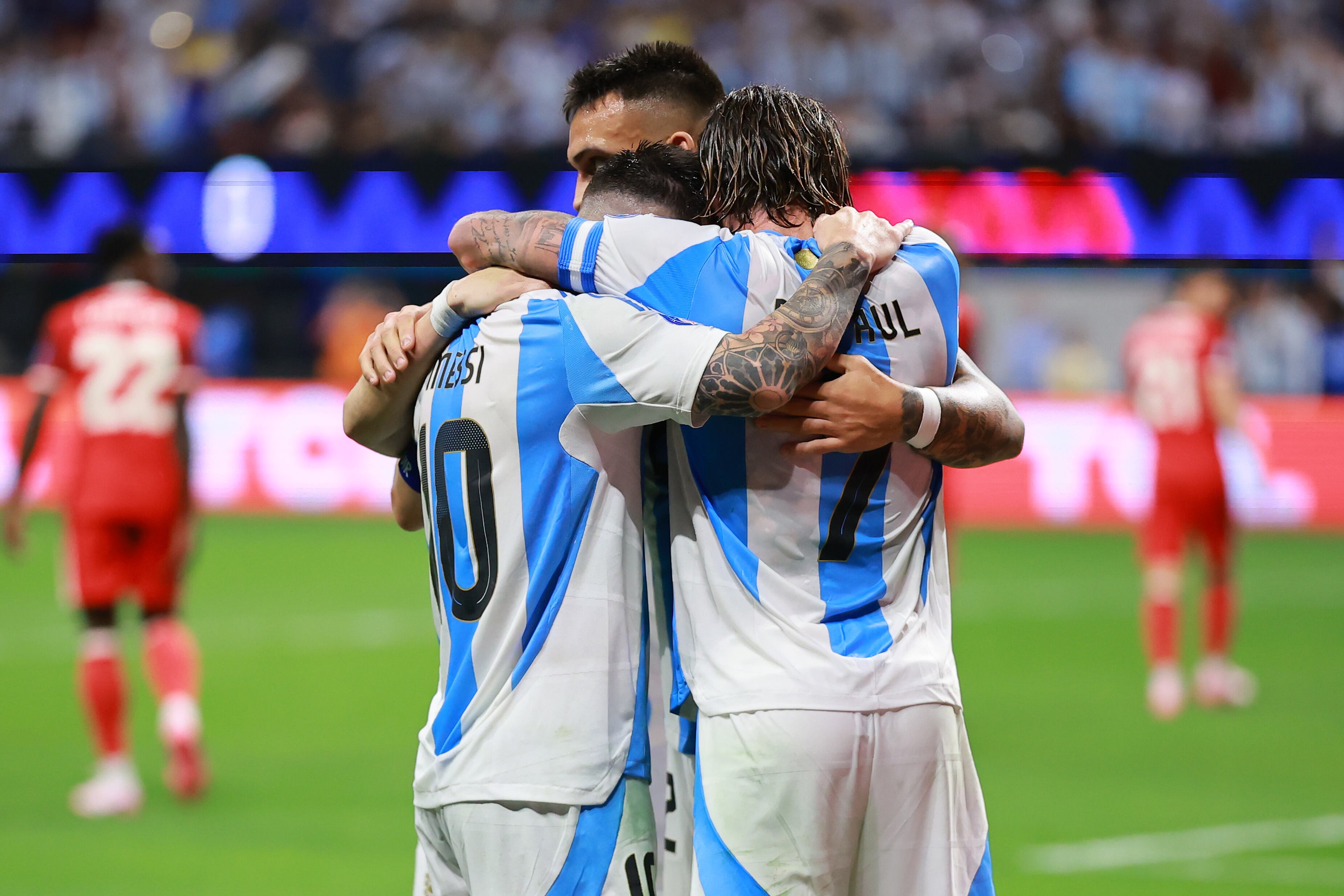 Los jugadores de Argentina celebran el gol de Lautaro Martínez. (Photo by Hector Vivas/Getty Images)