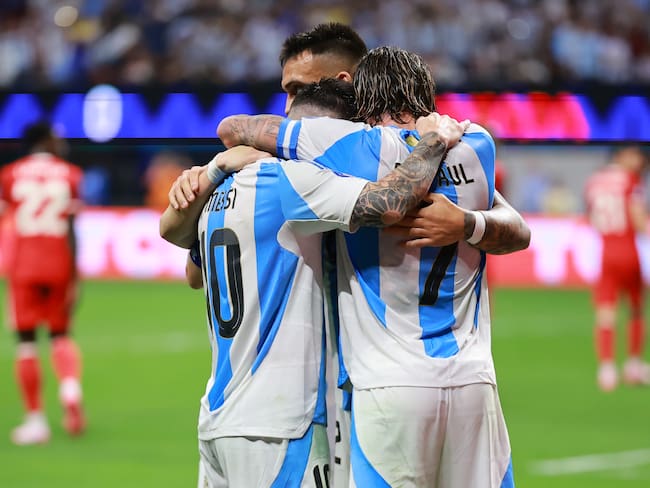 Los jugadores de Argentina celebran el gol de Lautaro Martínez. (Photo by Hector Vivas/Getty Images)