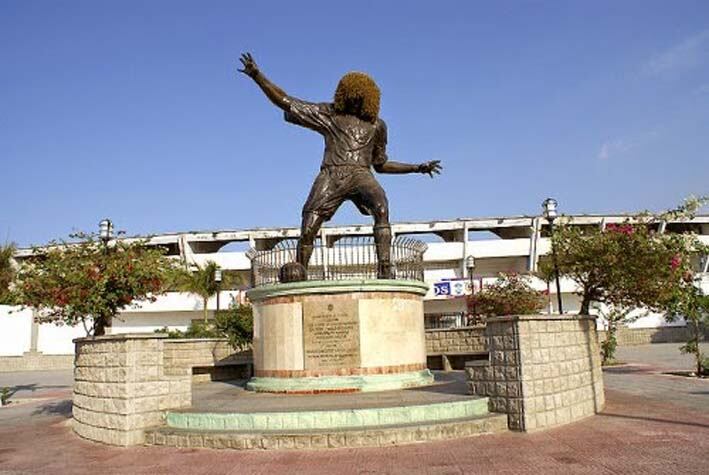 Alertan sobre deterioro del pedestal de la estatua de Carlos “El Pibe” Valderrama en Santa Marta/ Cortesía.