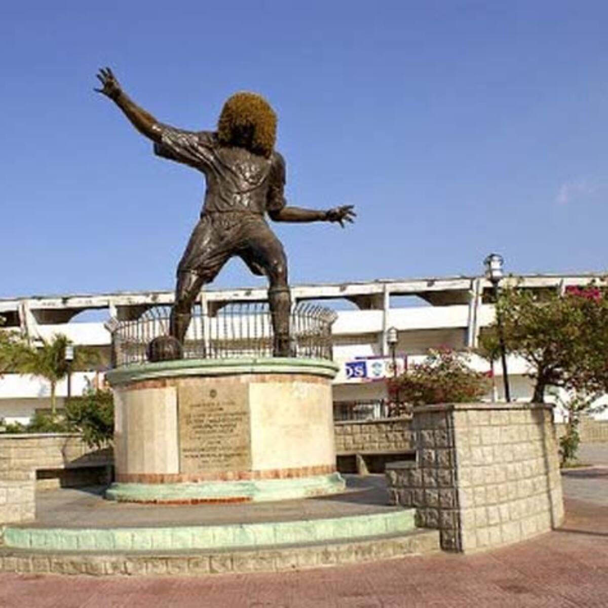 Alertan sobre deterioro del pedestal de la estatua de Carlos “El Pibe” Valderrama en Santa Marta