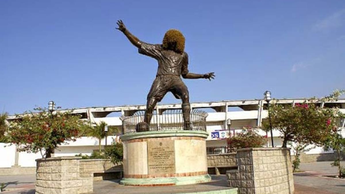Alertan sobre deterioro del pedestal de la estatua de Carlos “El Pibe” Valderrama en Santa Marta