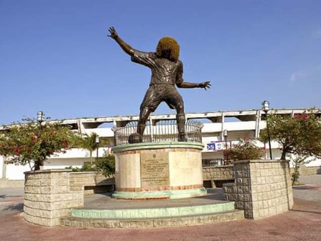Alertan sobre deterioro del pedestal de la estatua de Carlos “El Pibe” Valderrama en Santa Marta/ Cortesía.