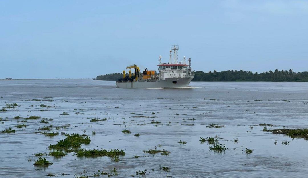 Draga Taccola que comienza trabajos en el canal de acceso al Puerto de Barranquilla.