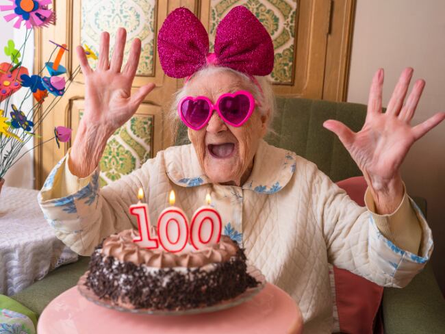 Mujer festejando su cumpleaños número 100