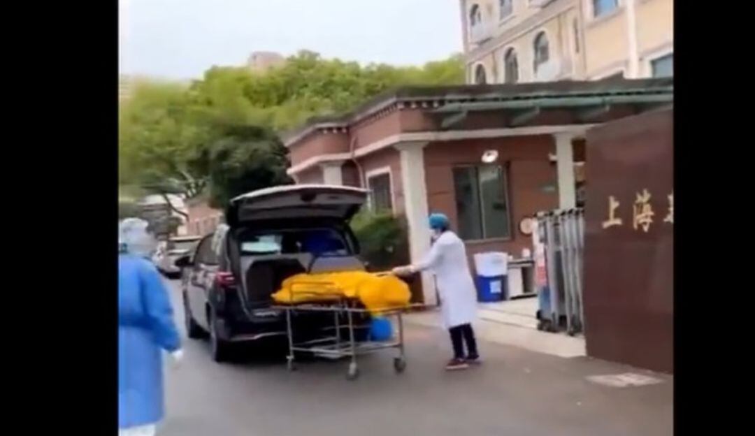 Video: El momento en que anciano ‘revive’ de camino a la morgue