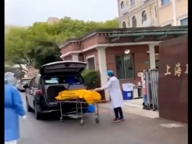 Video: El momento en que anciano ‘revive’ de camino a la morgue