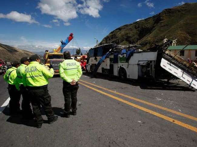 Formulan 15 pliegos de cargos a bus accidentado en Ecuador