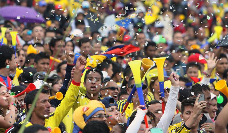 Foto de archivo de los colombianos viendo un partido de la selección.