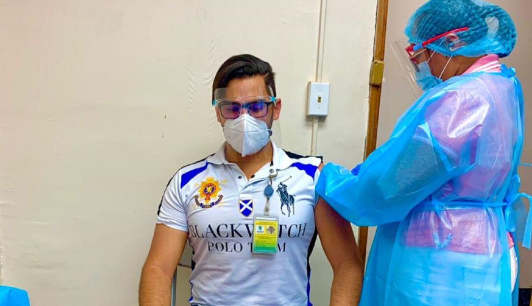 Alejandro Henao Orozco, Médico General manizaleño, vacunado contra la COVID-19 en Panamá. 