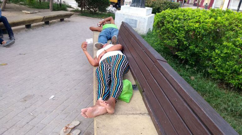 Venezolanos que duermen en la Plaza de San Nicolás en Barranquilla