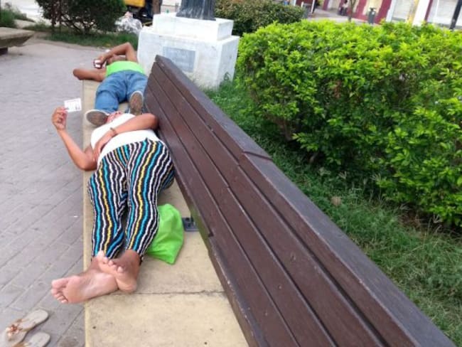 Venezolanos que duermen en la Plaza de San Nicolás en Barranquilla