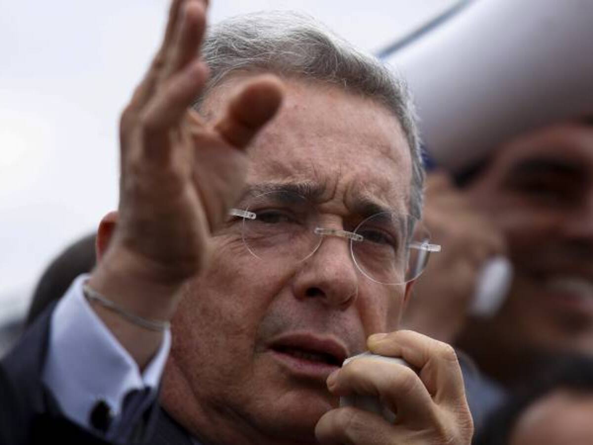 El fiscal me tilda de paramilitar como lo ha hecho Santos y Maduro: Uribe