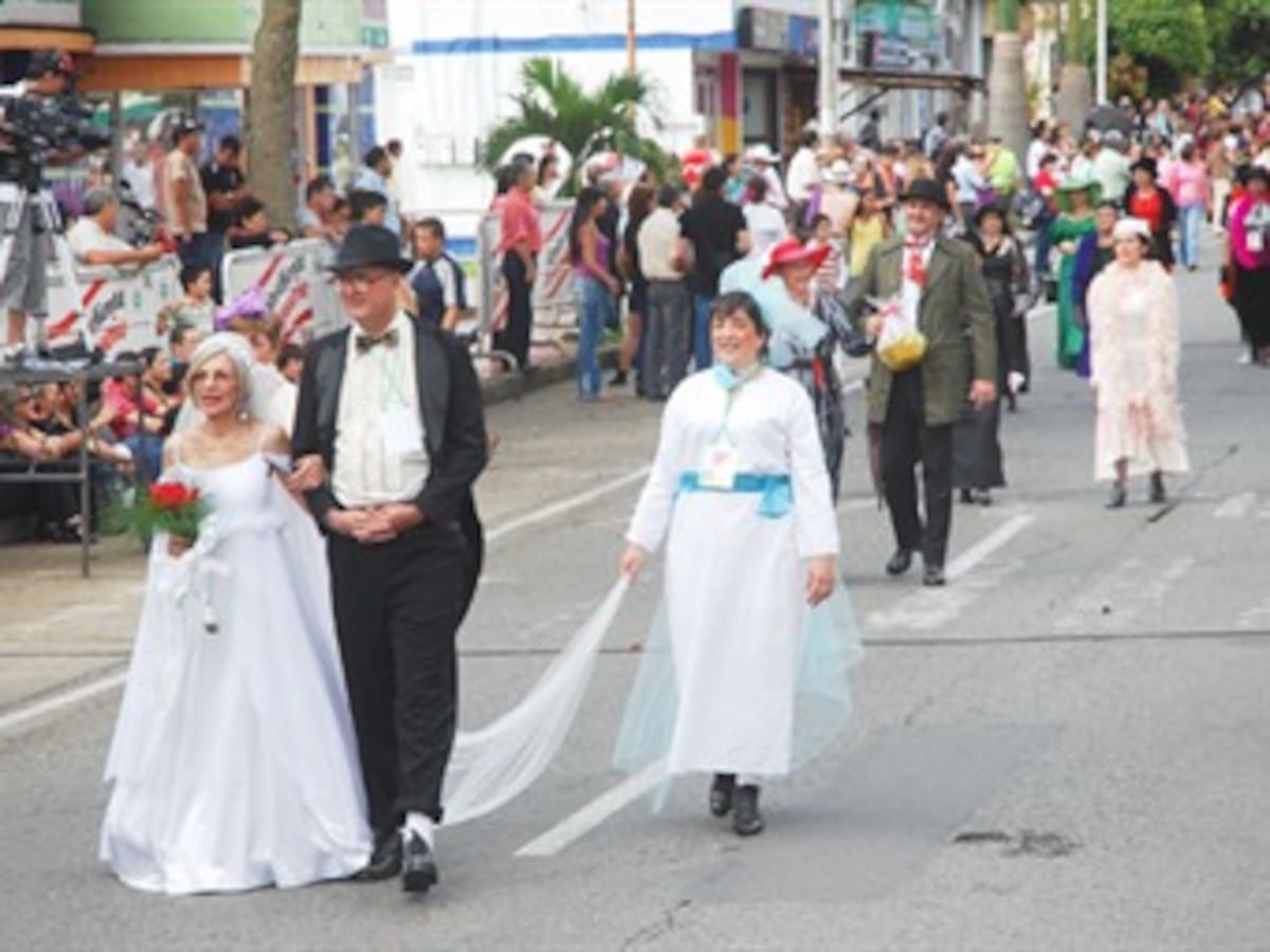 Llega la familia Castañeda al carnaval de negros y blancos