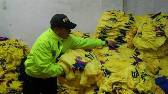 29 mil camisetas de la selección Colombia fueron incautadas. Foto: