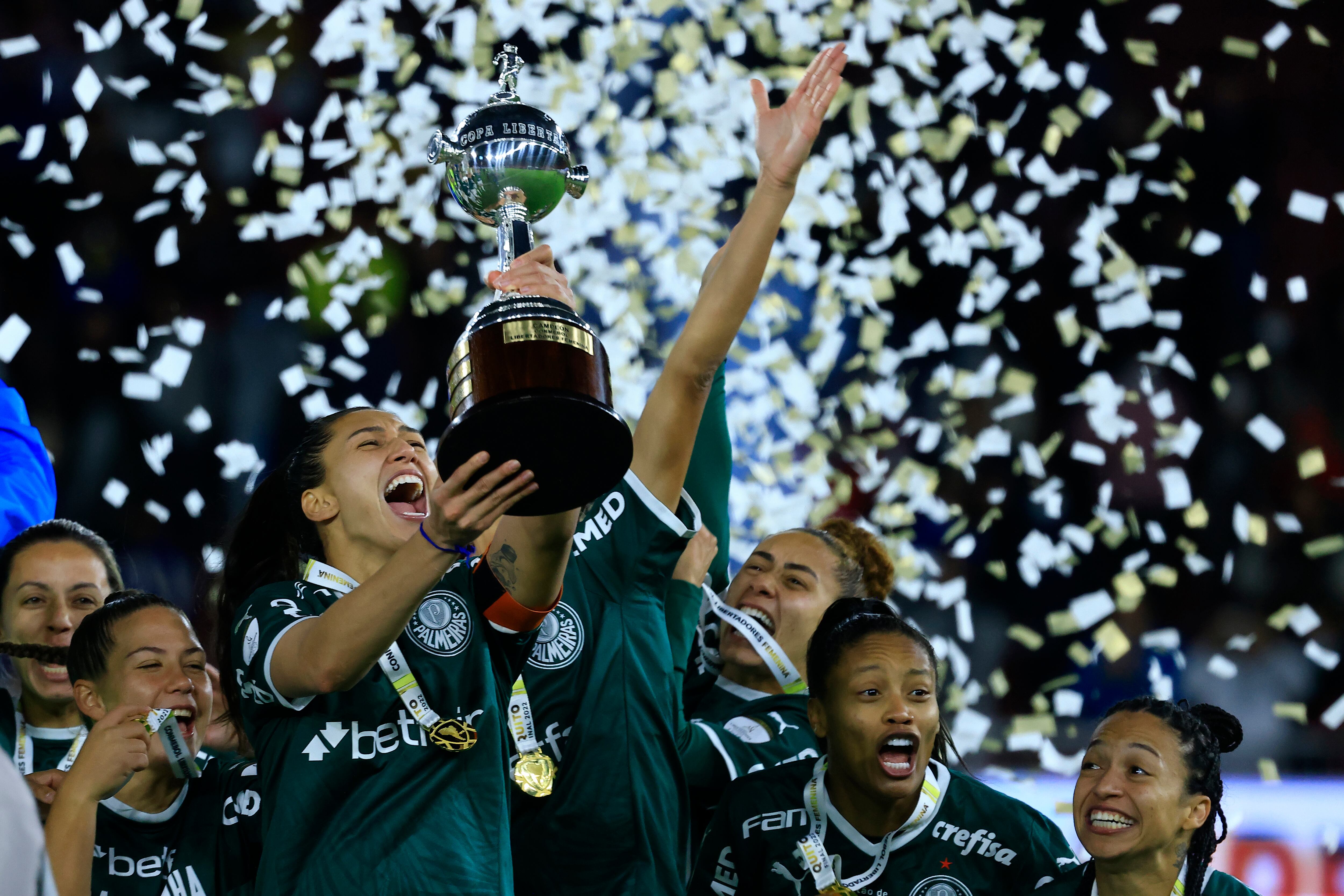 QUITO, ECUADOR - OCTOBER 28: Players of Palmeiras celebrate with the champions trophy after the final of Women's Copa CONMEBOL Libertadores 2022 between Boca Juniors and Palmeiras at Rodrigo Paz Delgado Stadium on October 28, 2022 in Quito, Ecuador. Photo by Franklin Jacome/Getty Images)
