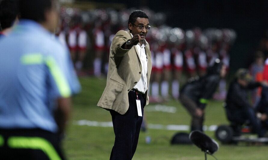 Victor Luna dirige un partido en 2011 / Colprensa