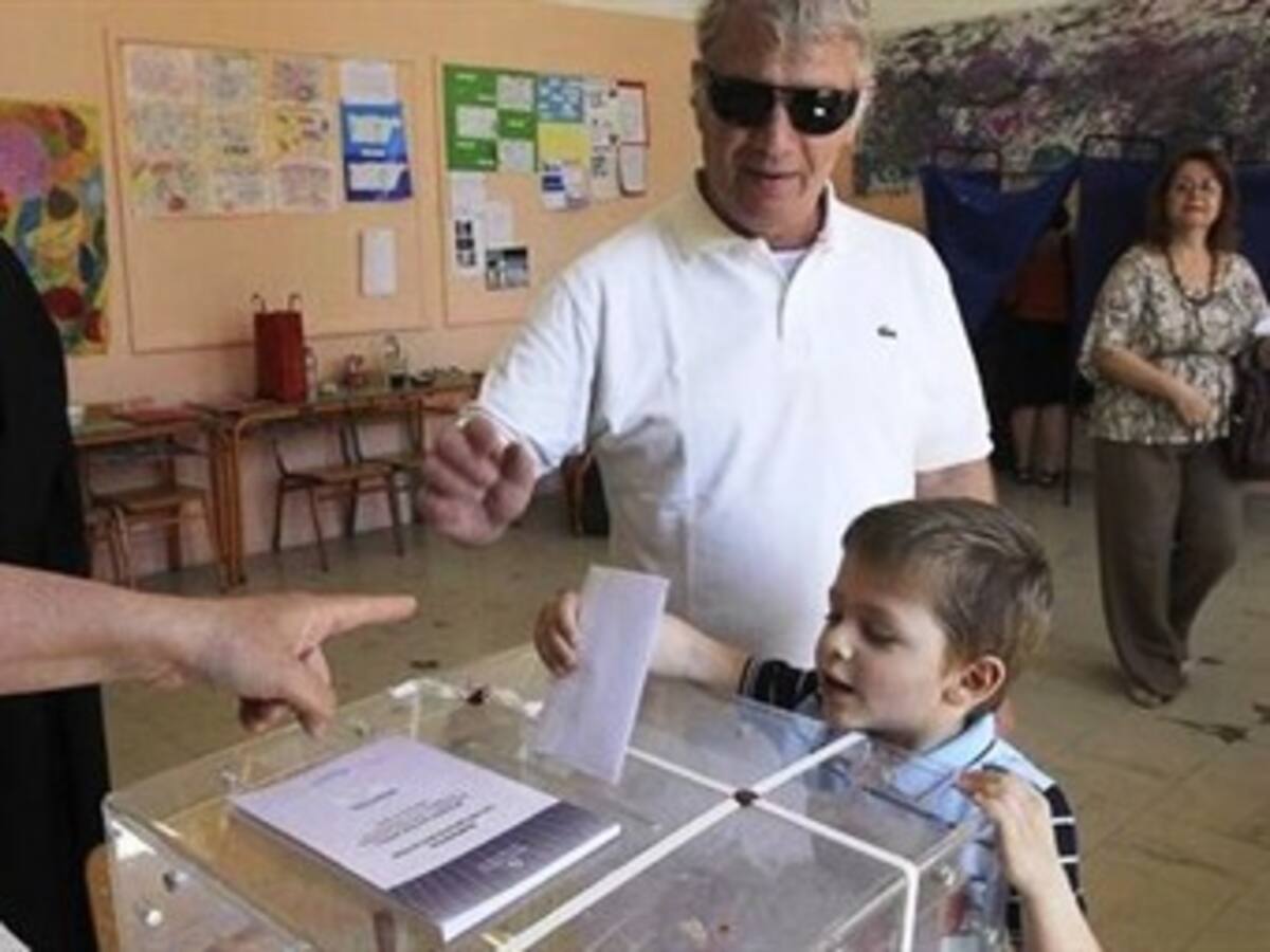 Los griegos votan entre la esperanza y el miedo al cambio de rumbo